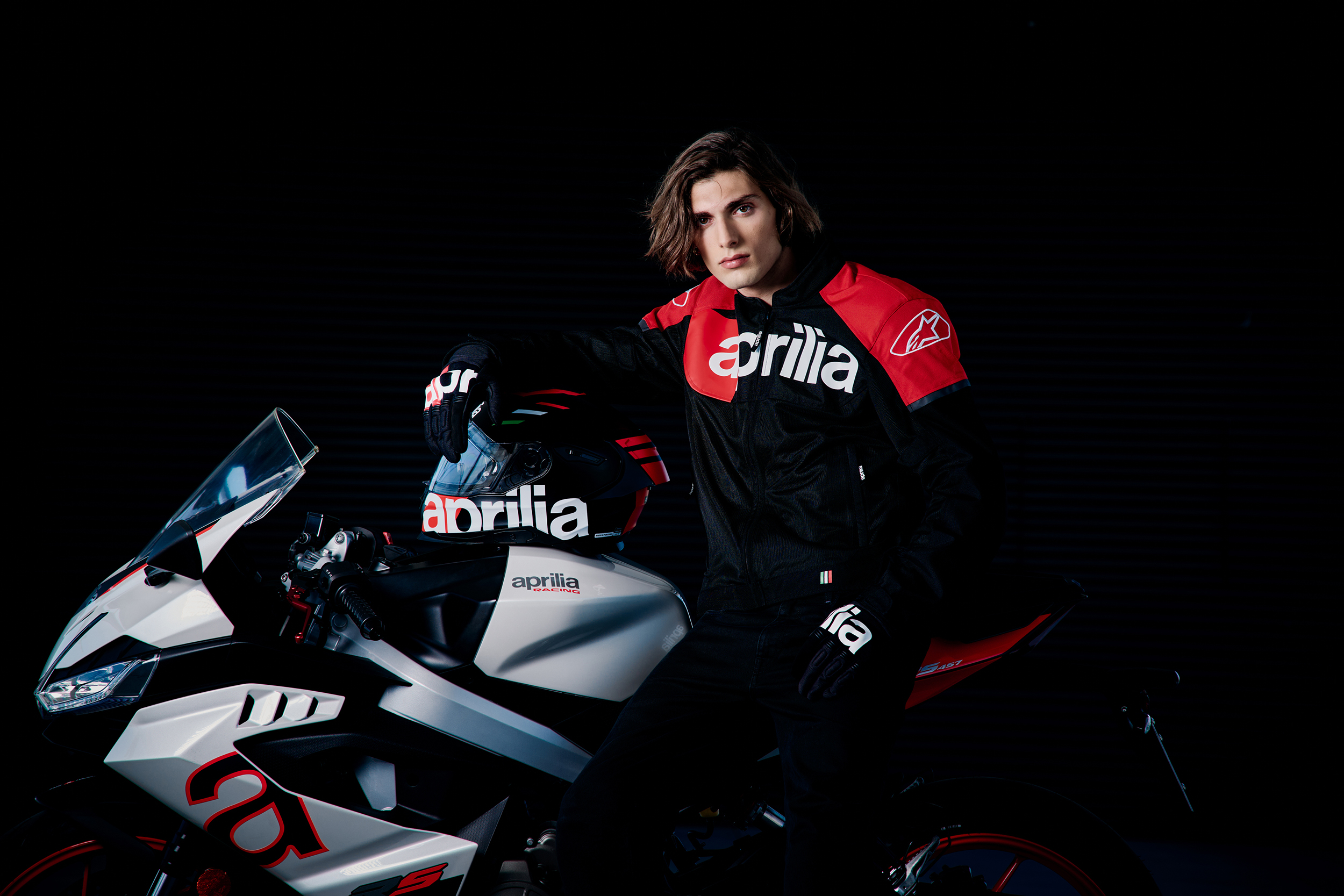 ALPINESTARS DRESSES IN APRILIA BRAND SPORTINESS