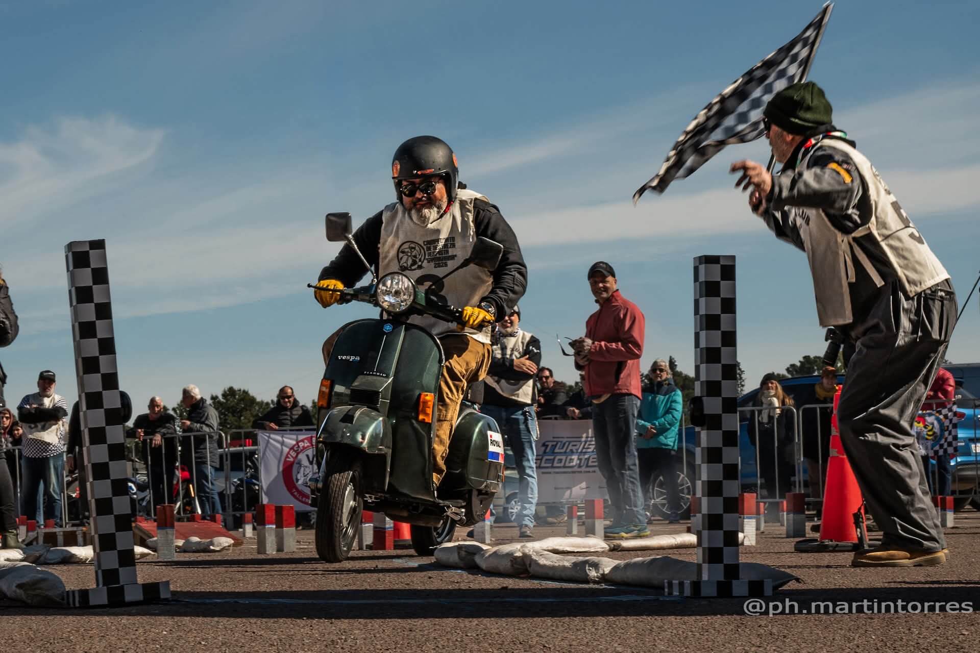 GRANDE SUCCESSO DEL PRIMO CAMPIONATO NAZIONALE DI VESPA GYMKHANA A BAHIA BLANCA. CON PILOTA D’ECCEZIONE: IL CONSOLE D’ITALIA NICOLA BAZZANI