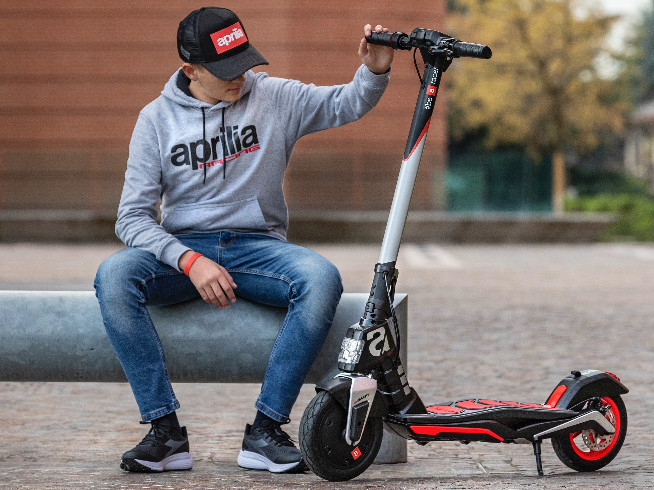 APRILIA SIGNS LICENSING AGREEMENT WITH MT DISTRIBUTION FOR THE PRODUCTION AND MARKETING OF THE eSR1 ELECTRIC SCOOTER