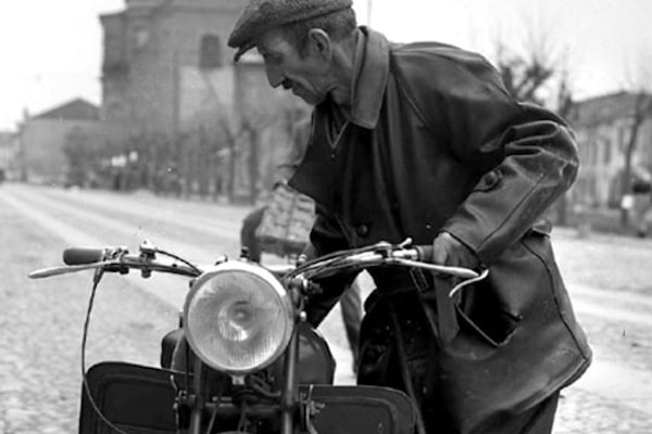 ANTONIO LIGABUE: ART AND MOTO GUZZI