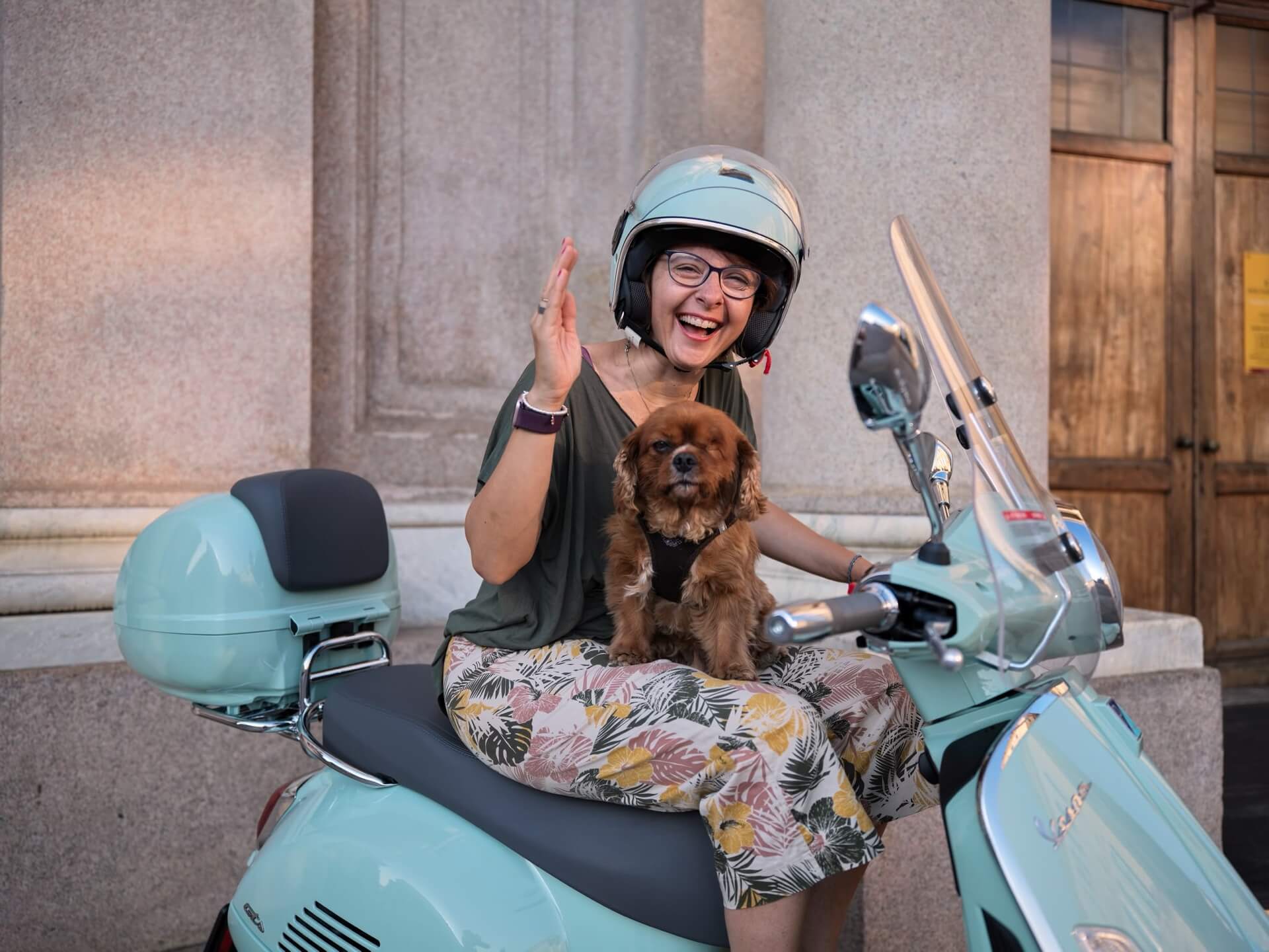 CHIARA PONTI: “IL MIO COMPAGNO DI VIAGGIO IN VESPA: WHISKY DETTO ‘NANO’ CHE CREDE DI ESSERE UNA STAR”