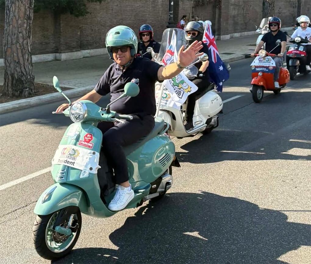 INTERVISTA A MAURO CALESTRINI, PRESIDENTE DEL VESPA WORLD CLUB: “I MIEI BEST MOMENTS A ‘ROMA 2026’, LO STRAORDINARIO EVENTO CHE HA UNITO NAZIONI E GENERAZIONI”