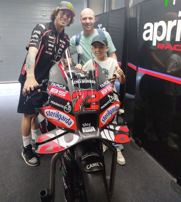 SPAIN – PARENTS AND CHILDREN ATTEND THE JEREZ GP AS GUESTS OF APRILIA RACING, BRINGING JOY AND SMILES TO THOSE FACING THE MOST IMPORTANT “RACE” OF THEIR LIVES