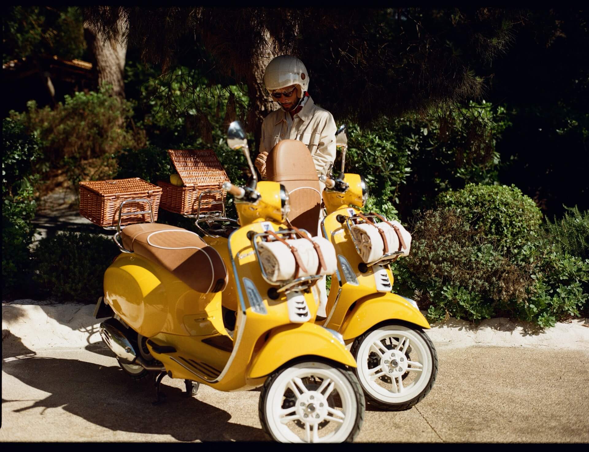 GIGI SAINT-TROPEZ X VESPA. UN ICONICO CONNUBIO TRA LIBERTÀ ITALIANA ED ELEGANZA CONTEMPORANEA