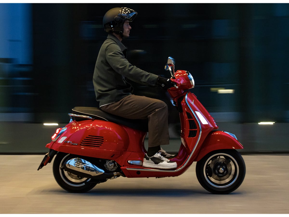 https://wide.piaggiogroup.com/articles/products/nuova-vespa-gts-life-style/s2.jpg