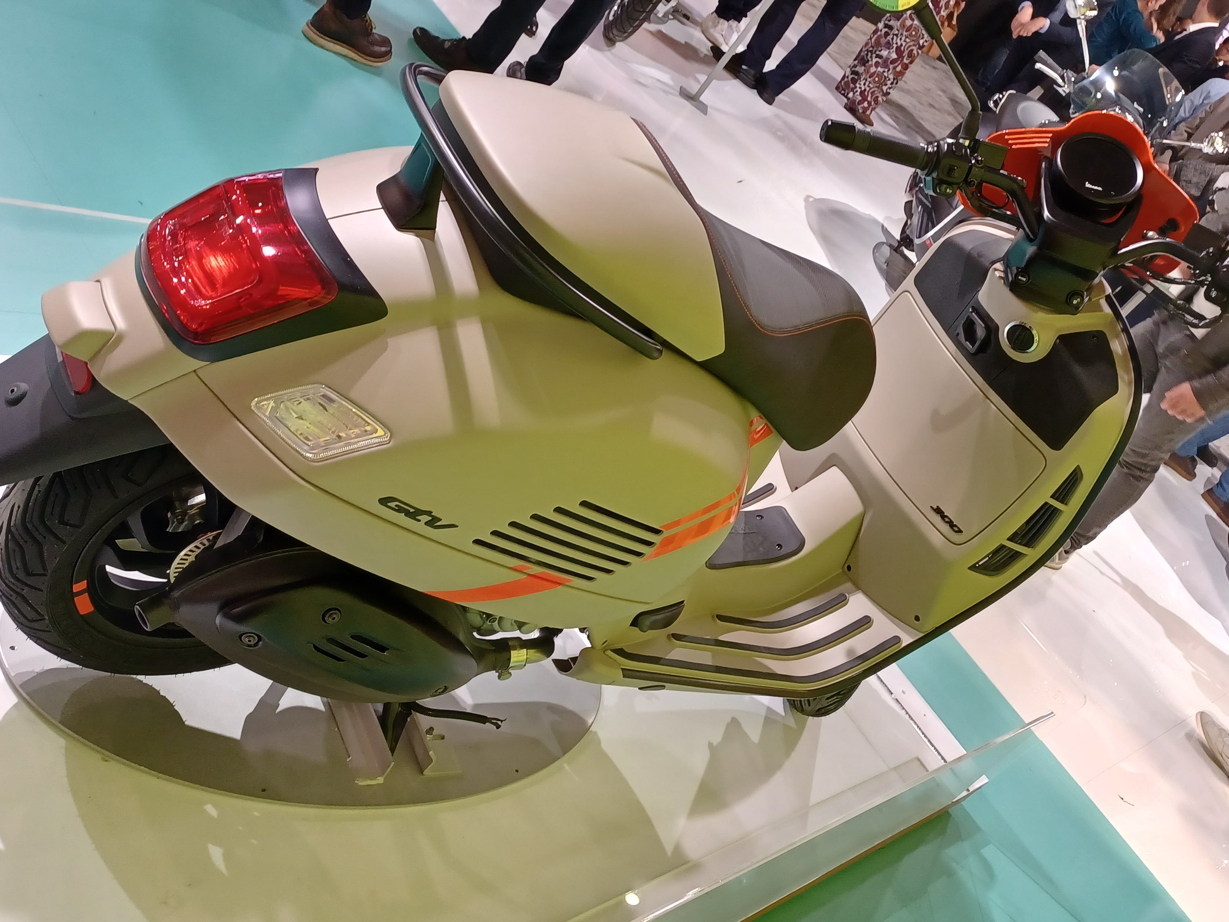 Vespa Goes Green In Style With 946 10° Anniversario Edition At EICMA 2022