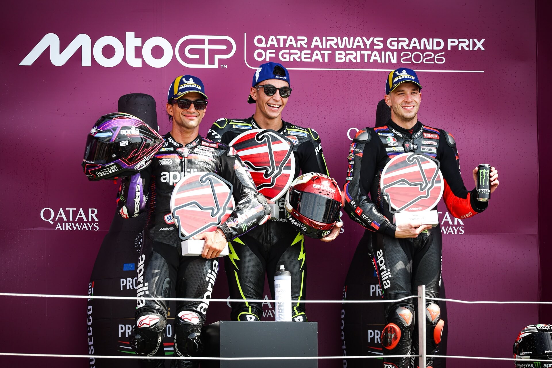 APRILIA DOMINA CON UNA TRIPLETTA NELLA GARA LUNGA DEL GP DI GRAN BRETAGNA: MARTÍN SECONDO, BEZZECCHI TERZO. LA VITTORIA È DI FERNÁNDEZ DEL SUPERFILE TRACKHOUSE MOTOGP TEAM