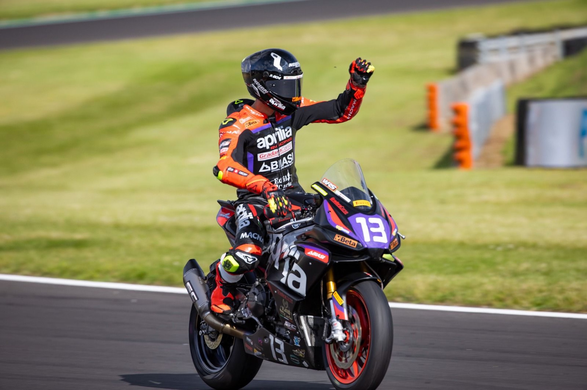 THE APRILIA RS 660 REMAINS UNBEATEN IN THE BRITISH SUPERBIKE: EDOARDO COLOMBI WINS IN THE SPORTBIKE CLASS AT BRANDS HATCH