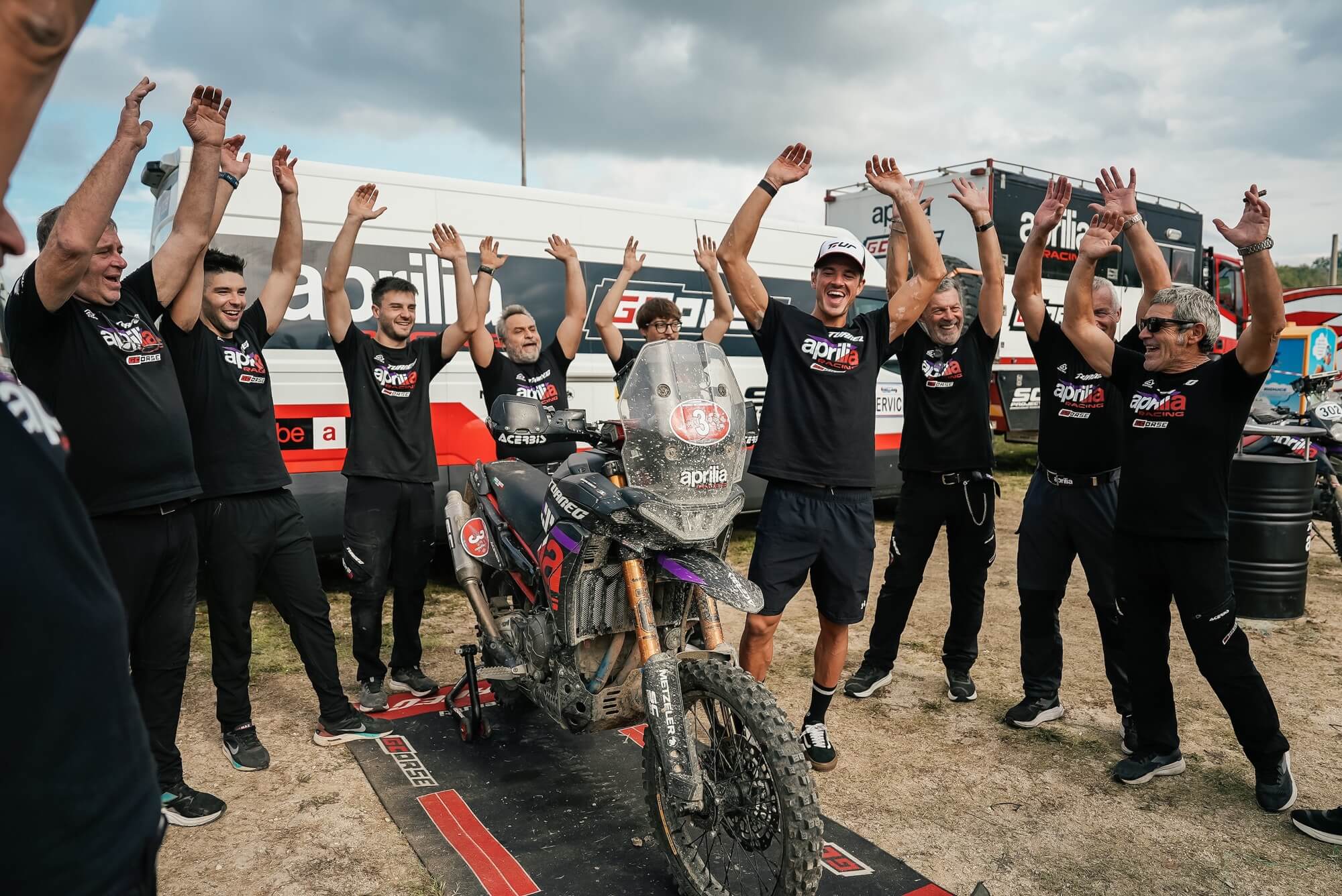 APRILIA TUAREG 660 E JACOPO CERUTTI SCRIVONO LA STORIA DEL MOTORALLY TRICOLORE