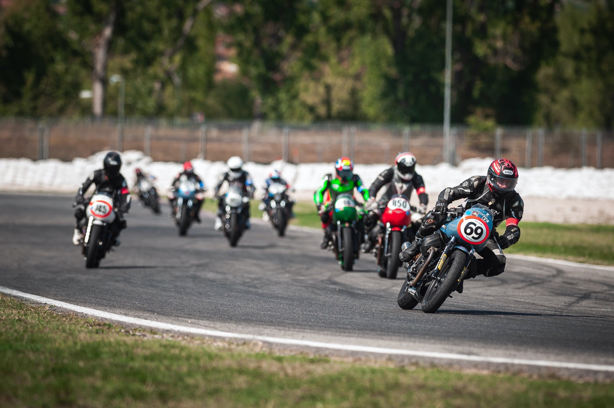 MOTO GUZZI FAST ENDURANCE: NEL WEEKEND CON GARA DOPPIA A MAGIONE È ANCORA GRANDISSIMA BAGARRE E DIVERTIMENTO NEL TROFEO DELLE V7 III