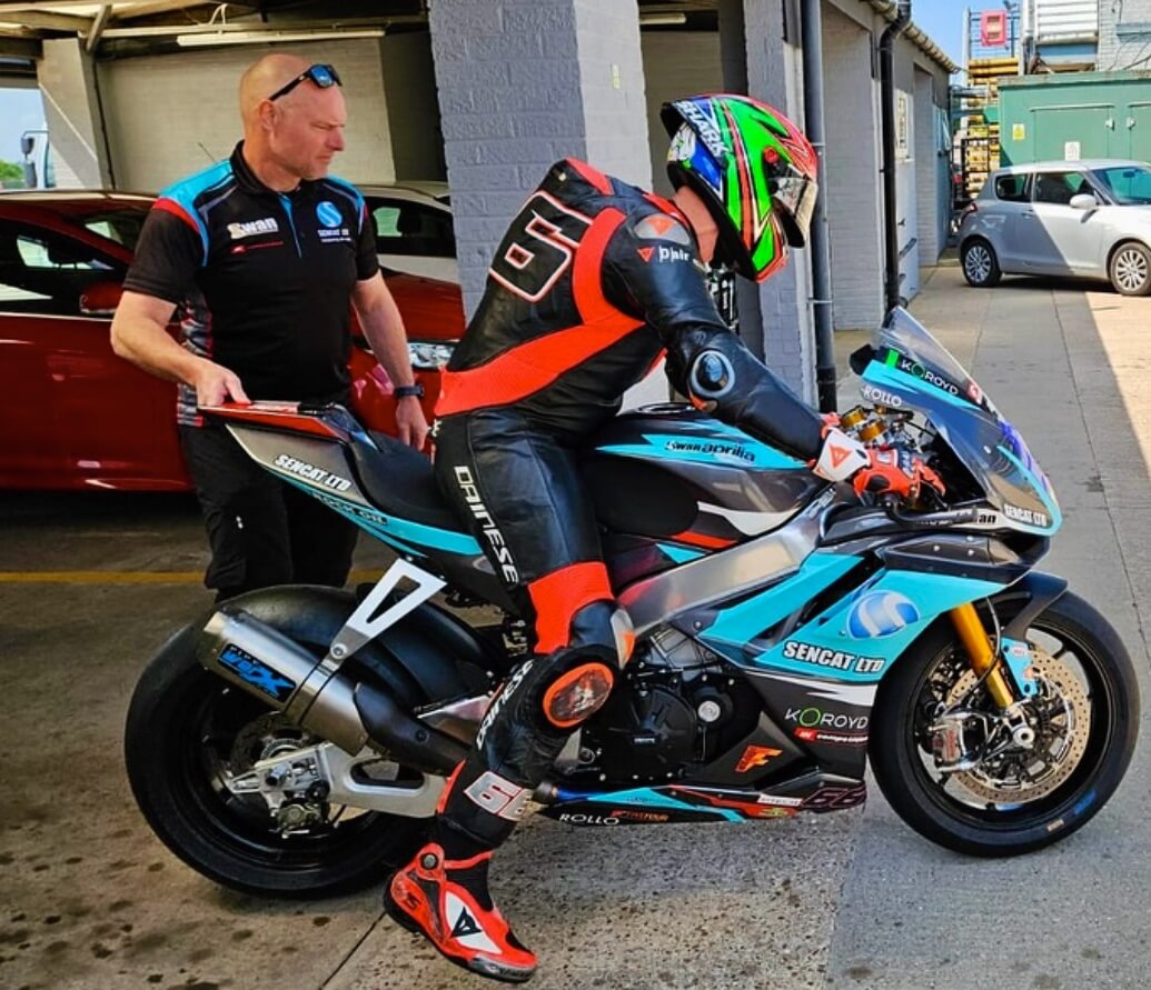 IL CAMPIONE TOM SYKES TORNA A DONINGTON PARK CON IL TEAM “SENCAT IN COMPETITION BY SWAN RACING”, IN SELLA ALLA APRILIA RSV4