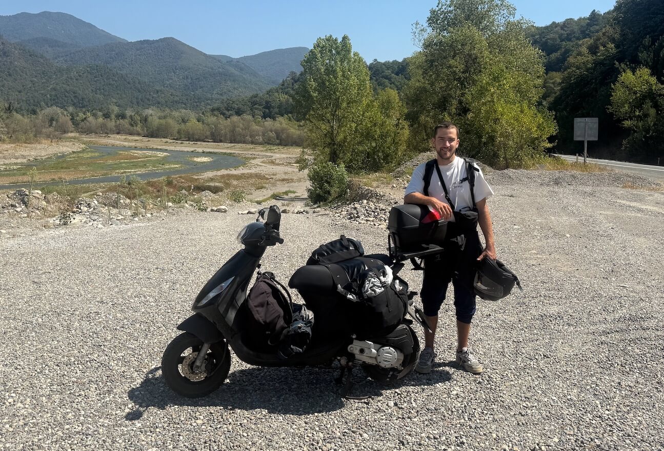 LO STRAORDINARIO, E ANCHE UN PO’ FOLLE, “LUNGO VIAGGIO LENTO” DI YARRIK LE HEN IN SELLA AL SUO PIAGGIO ZIP 50
